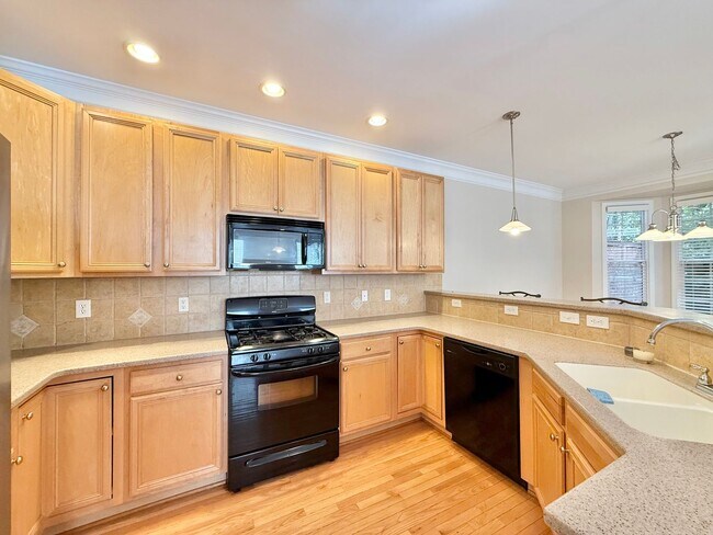 Building Photo - Gorgeous 3BD, 2.5BA Raleigh Townhome in a Prime Location Near Triangle Town Center, Poyner Place,...