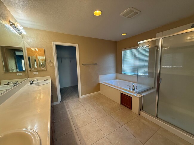 Building Photo - 3965 Collins St