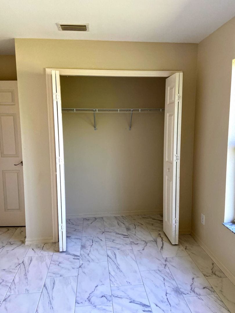 Building Photo - Available Now!!!. Huge 4 bedroom/Greenbriar Area.