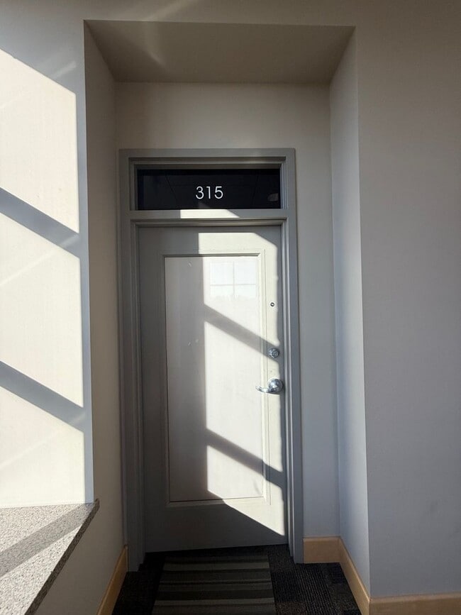 Building Photo - Blue Earth One Bedroom For Lease