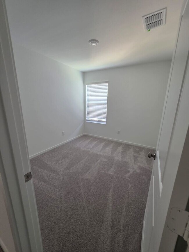 Building Photo - NEWLY BUILT 3 bedroom 2.5 Bath Single fami...