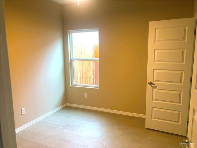 Building Photo - 11 W Driftwood St