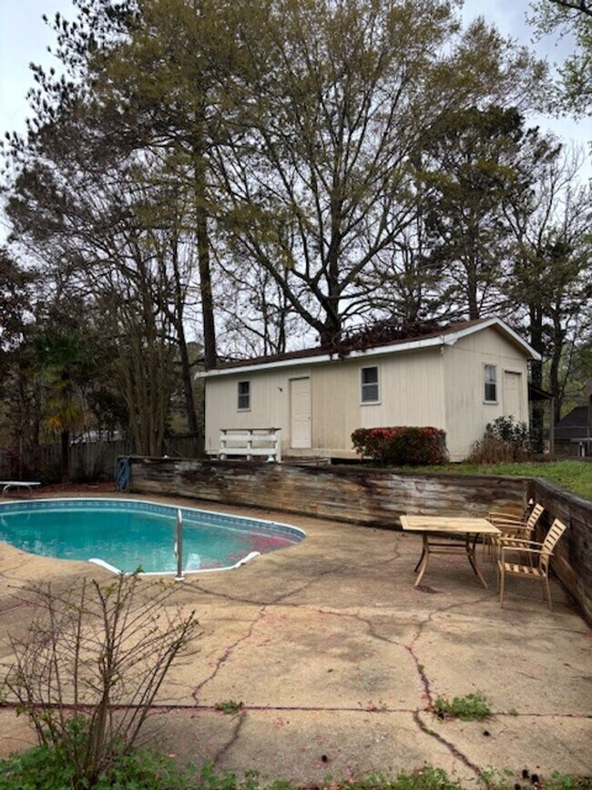 Building Photo - Located in Northern Columbus!