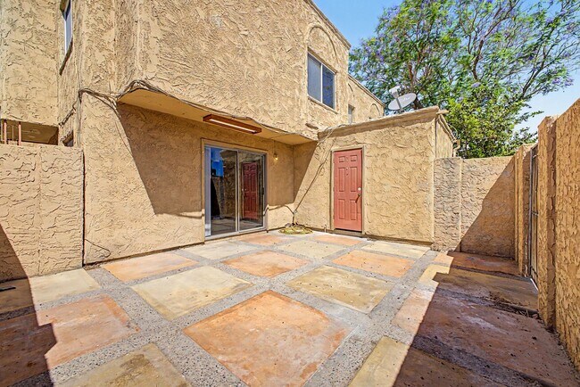 Building Photo - ***INCREDIBLE TOWNHOME with ALL appliances & water, sewer, trash INCLUDED!