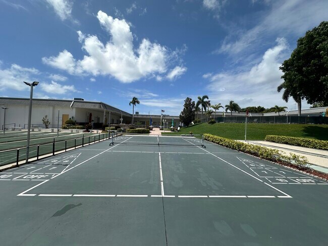 Building Photo - 3240 Lake Osborne Dr