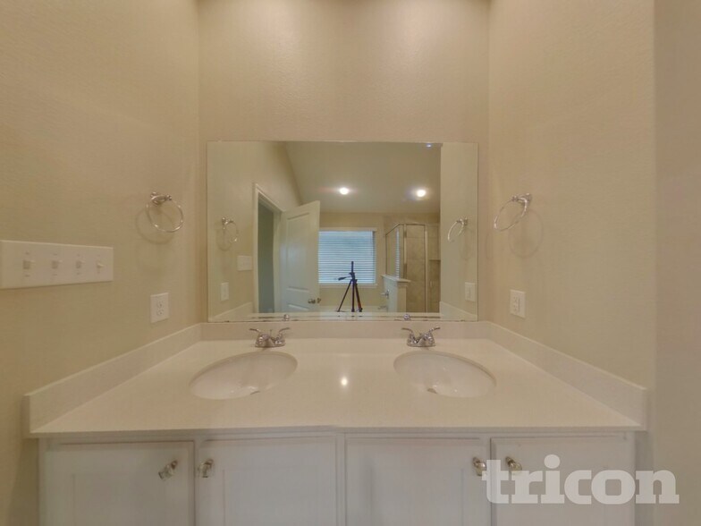 Building Photo - 2557 Hadley St