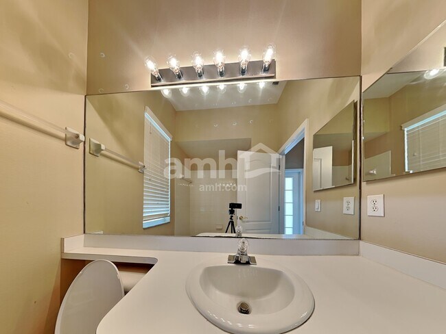 Building Photo - 4004 Water Park Ct