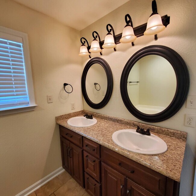 Building Photo - Charming 3BR/2BA Home in Glen Laurel: Mode...