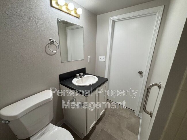 Building Photo - 525 NW 10th Ave