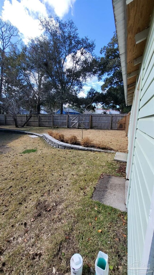 Building Photo - 1800 E Lloyd St