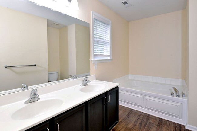 Building Photo - Spacious Home in York County