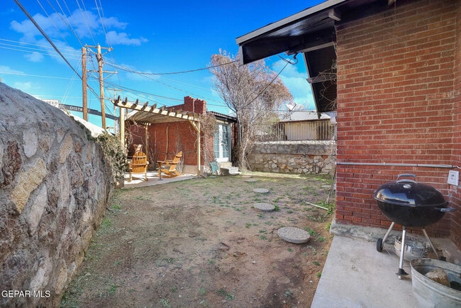 Building Photo - 2901 Grant Ave