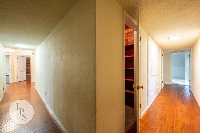 Building Photo - Fig Garden area Large Home, 4BR/3BA, Pool - Lots of Amenities!