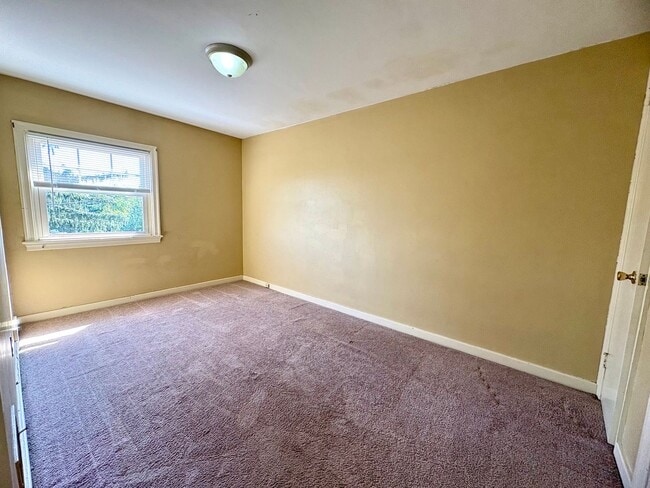 Building Photo - 3 Bedroom 1 Bath Available in Harrisburg!