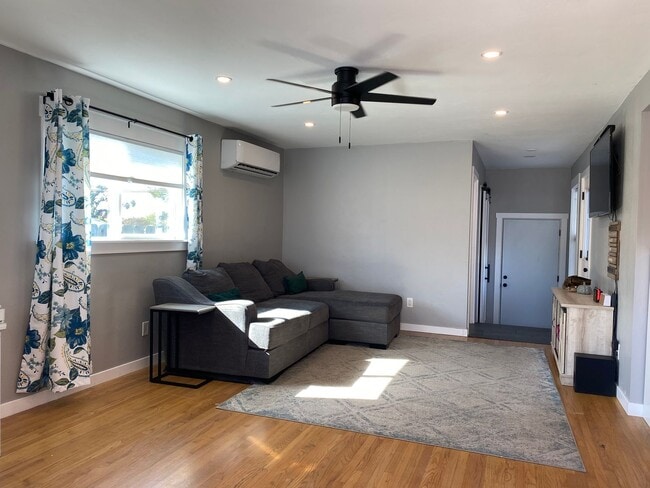 Building Photo - Charming 3 bed 2 bath home in Serra Mesa