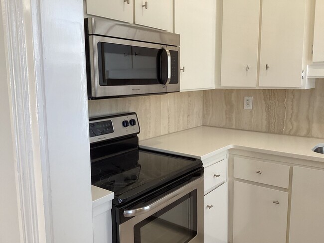 Building Photo - Move in Ready Duplex Close to Forsyth Park