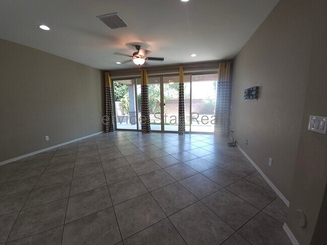 Building Photo - 180 E Horseshoe Dr