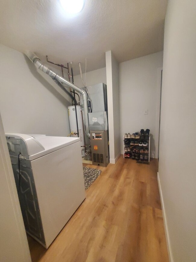 Building Photo - Updated and Spacious 1 Bedroom with Attached Garage!
