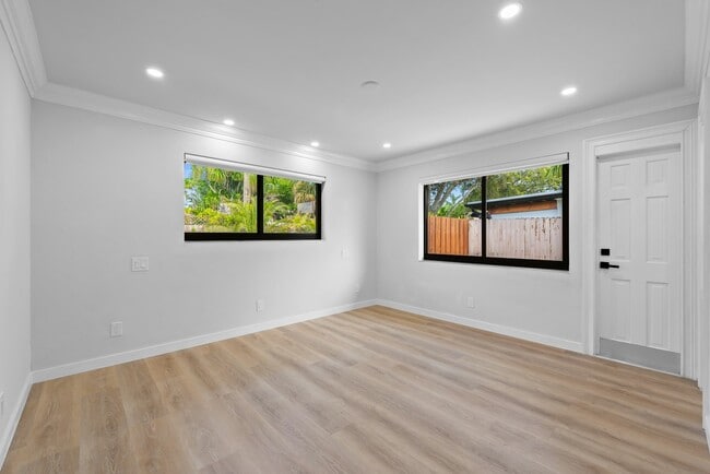Building Photo - 2808 Middle River Dr