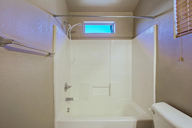 Building Photo - 2402 E 5th St