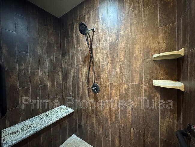 Building Photo - 2016 E 135th St S