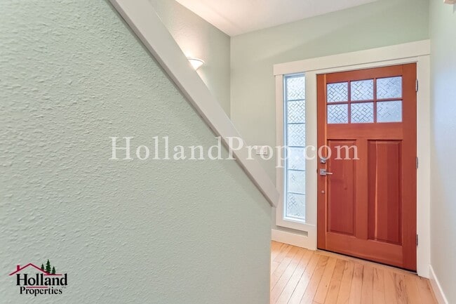 Building Photo - Bright & Spacious 3-Bedroom Townhome in a Prime Location!