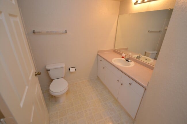 Building Photo - 1/1 Condo in Park Central ~ Gated Community with Resort Style Amenities