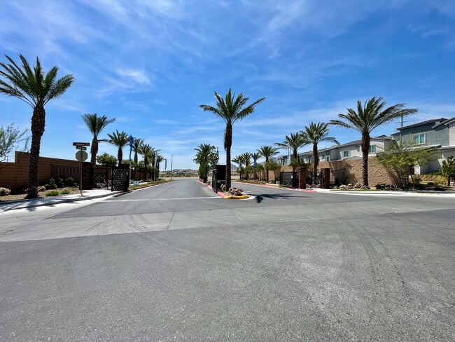 Building Photo - Gated 3 Bed, 2.5 Bath, 2 Car Garage Townho...
