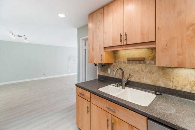 Building Photo - Beautiful Bankers Hill 2 bedroom condo