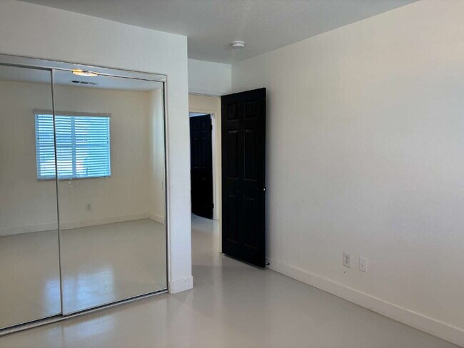Building Photo - Coachella 4 Bedrooms Stunner