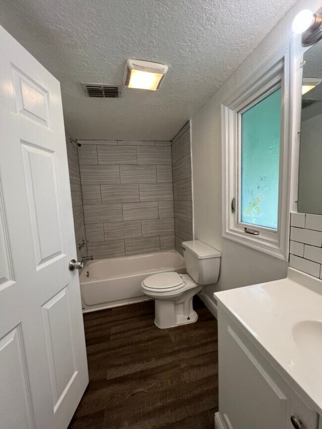 Building Photo - SRATm Triplex 1009 &amp; 1011 26th Ave W B...