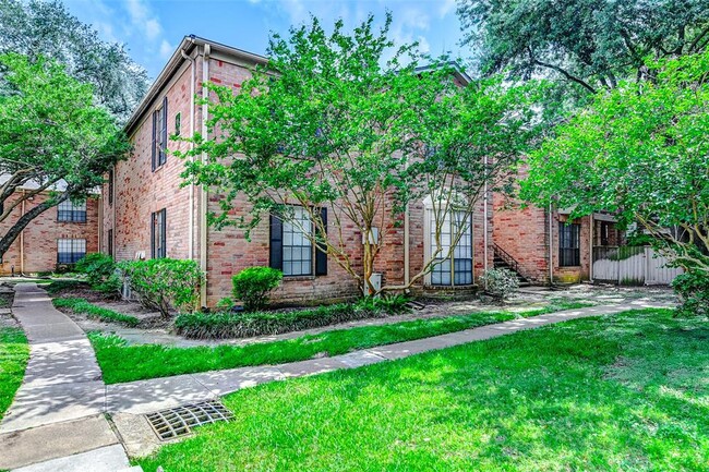 Building Photo - 2255 Braeswood Park Dr