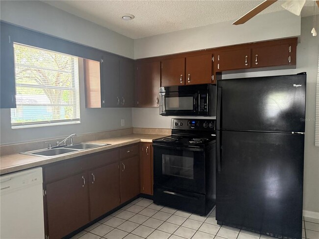 Building Photo - 39648 Meadowood Loop