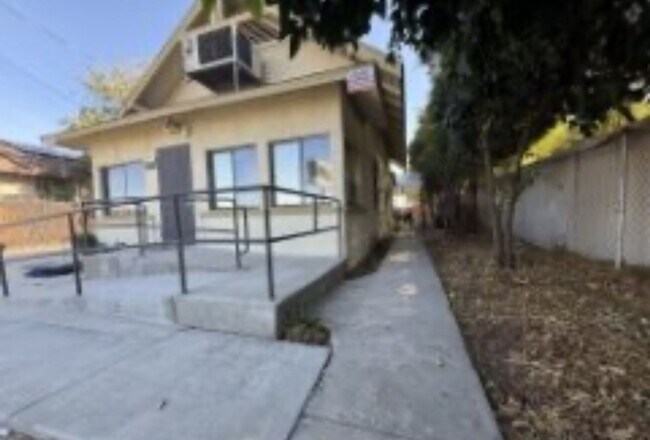 Building Photo - FOR RENT!! AVAILABLE 12/20/2025