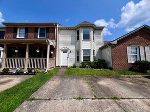 Building Photo - Come see this gorgeous townhouse in the desirable Ocean Lakes community!