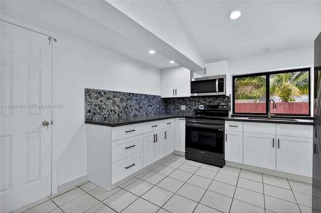 Building Photo - 524 NE 160th Terrace