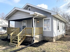 Building Photo - 2 Bedroom quiet street & neighborhood