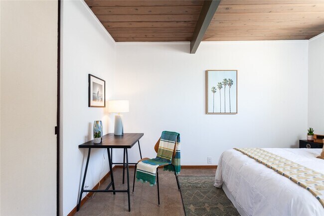 Building Photo - 1131 N Encanto St