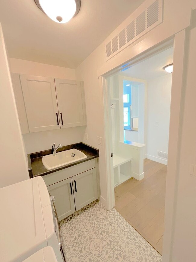 Building Photo - 5 Bedroom Home Available Near Baptist Rd &...