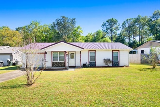 Building Photo - 3 bed 2 bath home with solar panels and la...