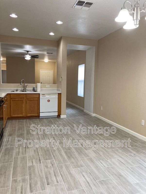 Building Photo - 1017 S Clancy Cir