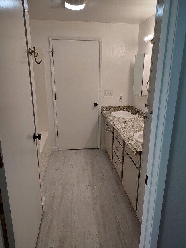Building Photo - Available Sept. 1st.~ 3 bedroom and 1 bath...
