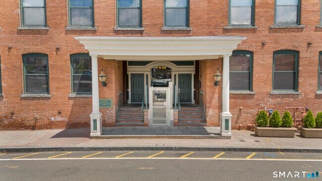 Building Photo - 145 Canal St E