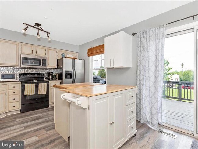 Building Photo - 6338 Towncrest Ct