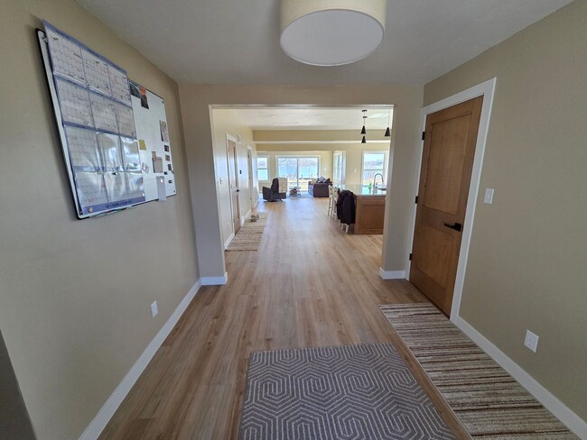 Building Photo - 1693 W Butte Des Morts Beach Rd