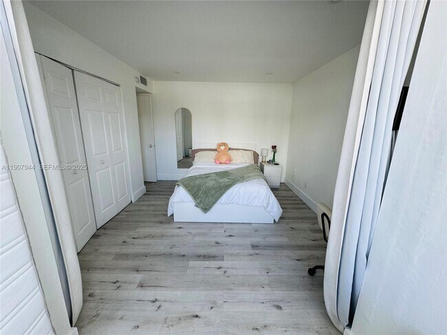 Building Photo - 1555 W 44th Pl