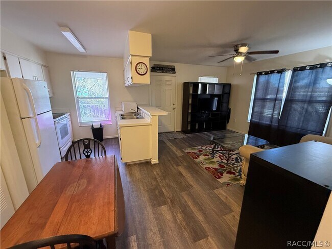 Building Photo - 943 SE Mayo Dr