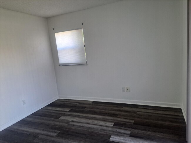 Building Photo - 2050 Oleander Blvd