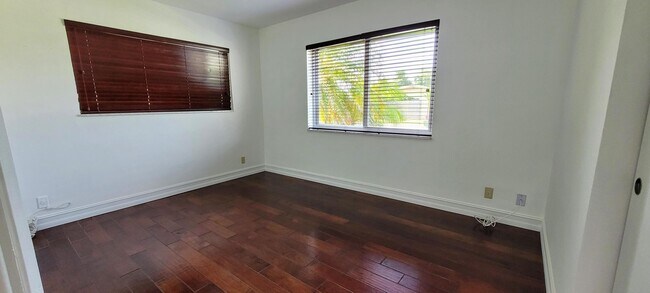 Building Photo - 949 W Royal Palm Rd