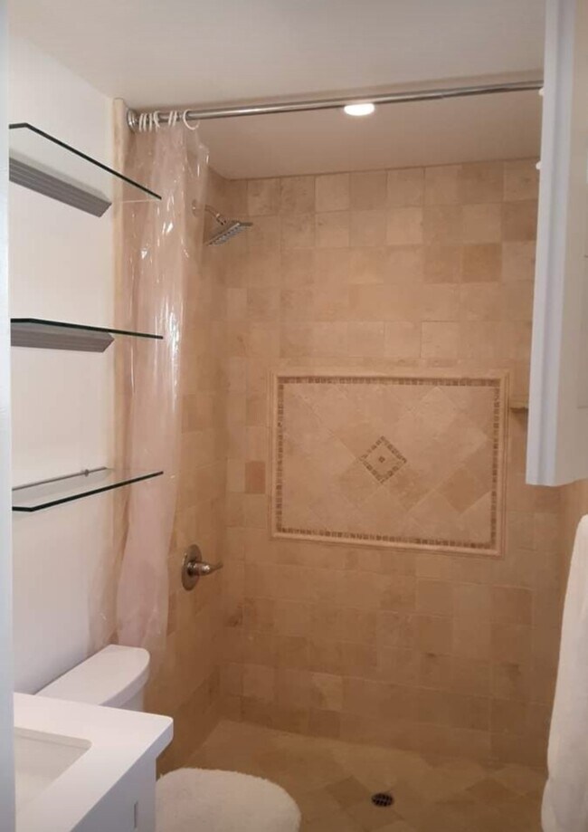 Shower - 1040 N Gardner St